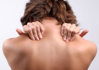 Kung paano ang osteochondrosis ng cervical spine ay nagpapakita mismo