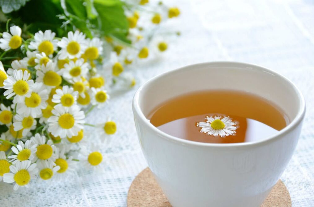Ang chamomile decoction ay nagpapaginhawa at nagpapagaan ng hypertonicity ng kalamnan sa thoracic osteochondrosis