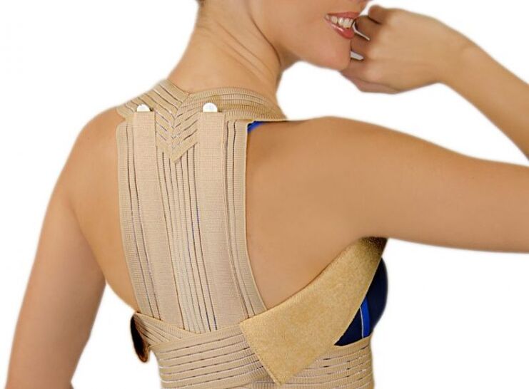 Ang pagsusuot ng corset ay maaaring mabawasan ang pagkarga sa gulugod na apektado ng osteochondrosis