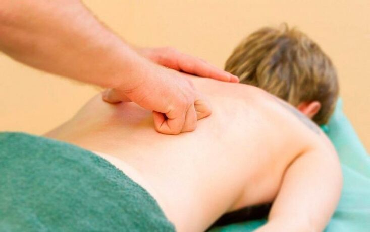 Pagsasagawa ng thoracic back massage para sa osteochondrosis