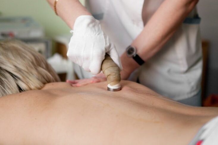 Physiotherapeutic procedure para sa paggamot ng thoracic osteochondrosis, na inireseta ng dumadating na manggagamot